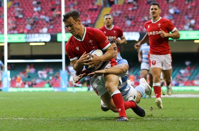 170721 - Argentina v Wales, Summer International Series, Second Test - Jarrod Evans of Wales dives on the ball to prevent Nicolas Sanchez of Argentina scoring a try