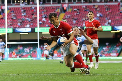 170721 - Argentina v Wales, Summer International Series, Second Test - Jarrod Evans of Wales dives on the ball to prevent Nicolas Sanchez of Argentina scoring a try