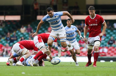 170721 - Argentina v Wales, Summer International Series, Second Test - Guido Petti of Argentina charges through to claim the ball