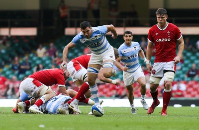 170721 - Argentina v Wales, Summer International Series, Second Test - Guido Petti of Argentina charges through to claim the ball