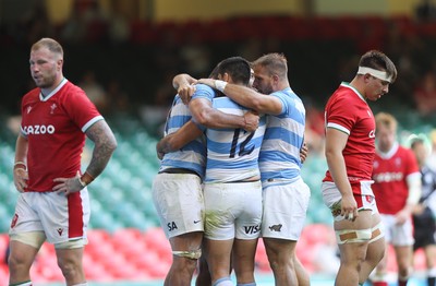 170721 - Argentina v Wales, Summer International Series, Second Test - Pablo Matera of Argentina celebrates with team mates after scoring try as Ross Moriarty of Wales  and Taine Basham of Wales show the disappointment