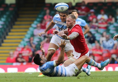 170721 - Argentina v Wales, Summer International Series, Second Test - Jeronimo de la Fuente of Argentina loses the ball as Ross Moriarty of Wales closes in