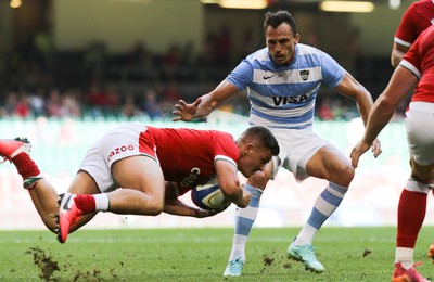 170721 - Argentina v Wales, Summer International Series, Second Test - Callum Sheedy of Wales dives in to win the ball