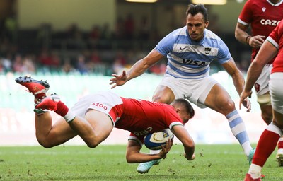 170721 - Argentina v Wales, Summer International Series, Second Test - Callum Sheedy of Wales dives in to win the ball