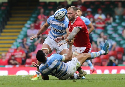 170721 - Argentina v Wales, Summer International Series, Second Test - Jeronimo de la Fuente of Argentina loses the ball as Ross Moriarty of Wales closes in