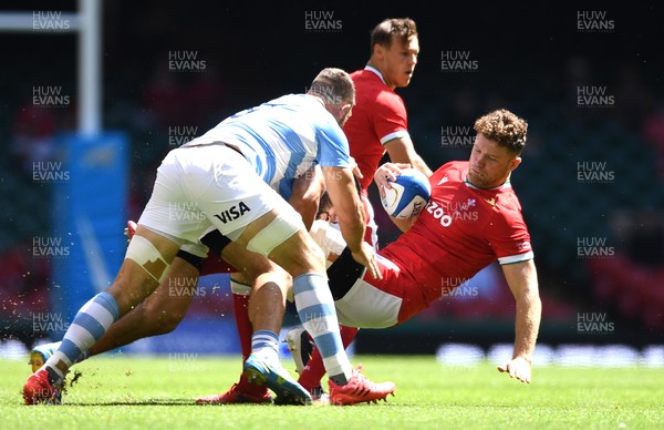 170721 - Argentina v Wales - International Rugby - Will Rowlands of Wales is tackled by Nahuel Tetaz Chaparro of Argentina