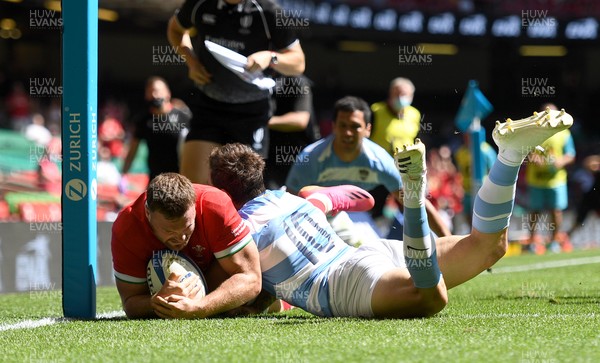 170721 - Argentina v Wales - International Rugby - Owen Lane of Wales beats Nicolas Sanchez of Argentina to score try