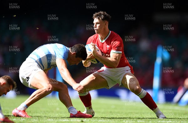 170721 - Argentina v Wales - International Rugby - Tom Rogers of Wales is tackled by Bautista Delguy of Argentina