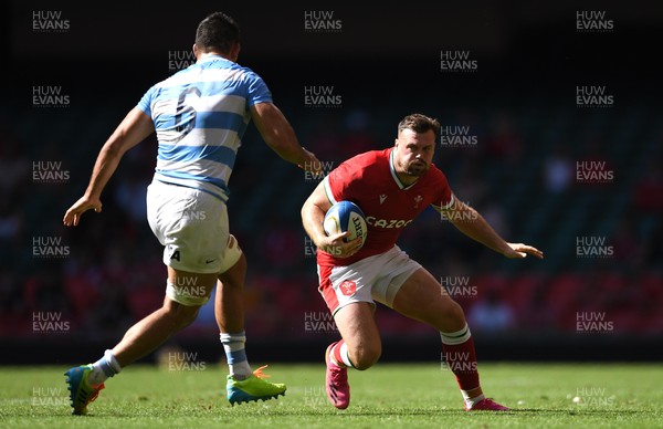170721 - Argentina v Wales - International Rugby - Owen Lane of Wales takes on Pablo Matera of Argentina