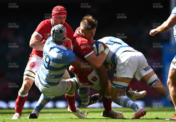 170721 - Argentina v Wales - International Rugby - Matthew Screech of Wales is tackled by Tomas Lavanini and Guido Petti of Argentina