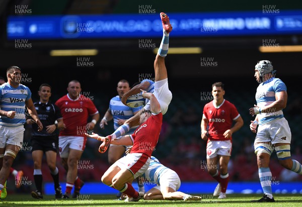 170721 - Argentina v Wales - International Rugby - Hallam Amos of Wales collides with Santiago Carreras of Argentina