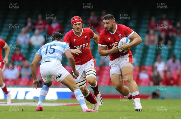170721 - Argentina v Wales, Summer International Series, Second Test - Gareth Thomas of Wales takes on Santiago Carreras of Argentina