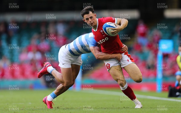 170721 - Argentina v Wales, Summer International Series, Second Test - Tom Rogers of Wales is tackled by Bautista Delguy of Argentina