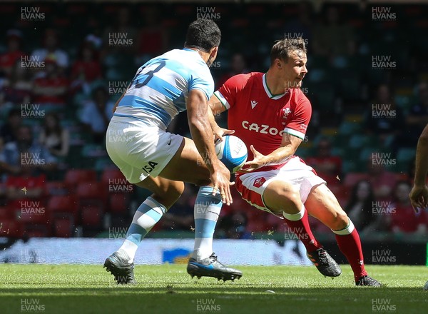 170721 - Argentina v Wales, Summer International Series, Second Test - Jarrod Evans of Wales feeds the ball out