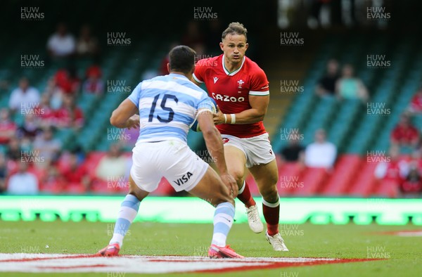 170721 - Argentina v Wales, Summer International Series, Second Test - Hallam Amos of Wales takes on Santiago Carreras of Argentina
