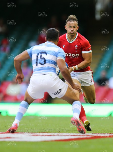 170721 - Argentina v Wales, Summer International Series, Second Test - Hallam Amos of Wales takes on Santiago Carreras of Argentina