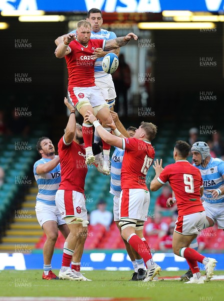 170721 - Argentina v Wales, Summer International Series, Second Test - Ross Moriarty of Wales wins the line out ball