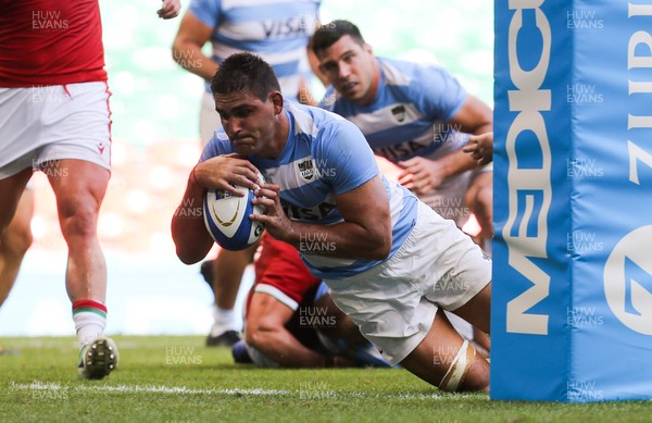 170721 - Argentina v Wales, Summer International Series, Second Test - Pablo Matera of Argentina powers over to score try