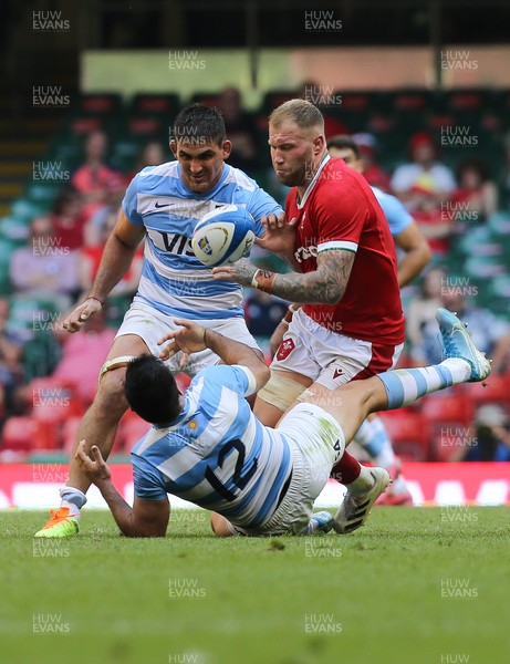 170721 - Argentina v Wales, Summer International Series, Second Test - Jeronimo de la Fuente of Argentina loses the ball as Ross Moriarty of Wales closes in
