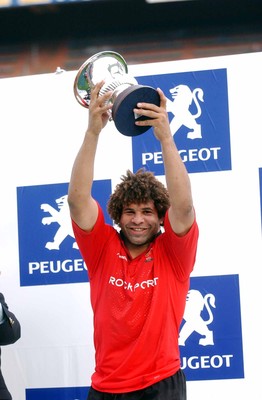 19-06-04. Argentina v Wales (Second Test Buenos Aires)  Wales' Captain Colin Charvis lofts the test Trophy.  