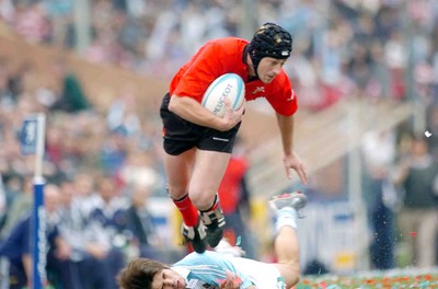 19-06-04. Argentina v Wales (Second Test Buenos Aires)  Wales' Hal Luscombe leaves Lucas Borges in his wake.  