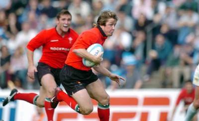 19-06-04. Argentina v Wales (Second Test Buenos Aires)  Wales' Shane Williams darts through for try number two.  