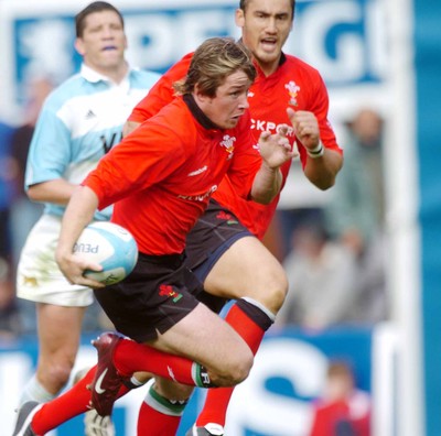 19-06-04. Argentina v Wales (Second Test Buenos Aires)  Wales' Shane Williams darts through with Sonny Parker in support for try two.  