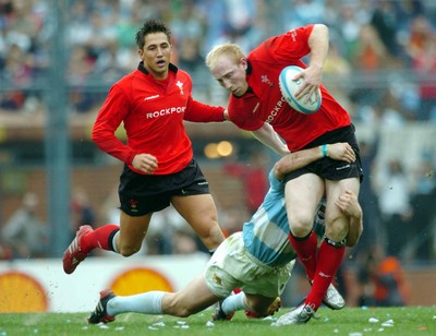 19-06-04. Argentina v Wales (Second Test Buenos Aires)  Wales' Tom Shanklin is caught with Gavin Henson in Support.  