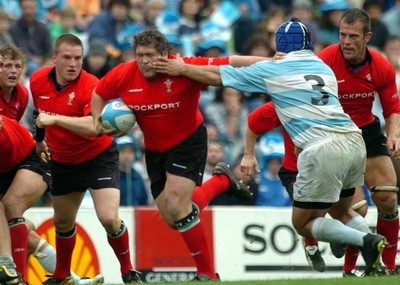 19-06-04. Argentina v Wales (Second Test Buenos Aires)  Wales' Darren Morris holds off Omar Hasan as he breaks.  