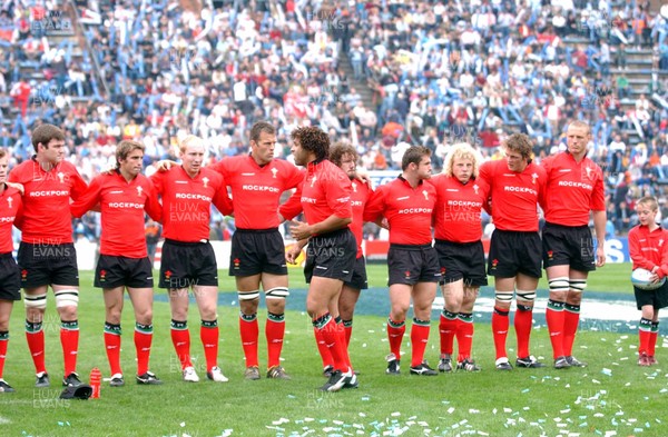 19-06-04. Argentina v Wales (Second Test Buenos Aires)  Wales' Colin Charvis builds the team up before kick-off.  