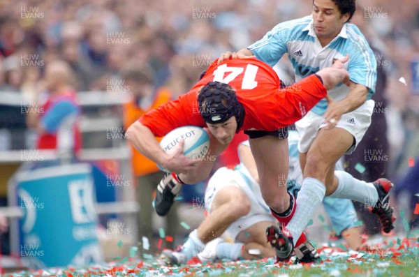 19-06-04. Argentina v Wales (Second Test Buenos Aires)  Wales' Hal Luscombe tries to get ahead but is caught by Lucas Borges.  