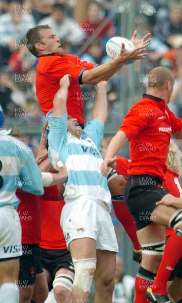 19-06-04. Argentina v Wales (Second Test Buenos Aires)  Wales' Gareth Llewellyn collects re-start ball.  