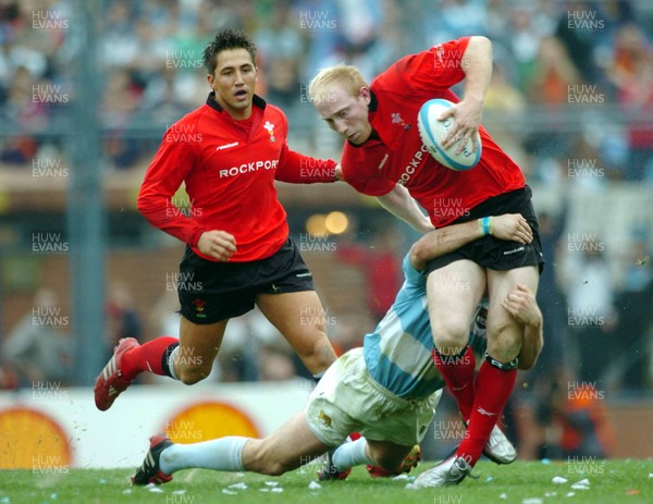 19-06-04. Argentina v Wales (Second Test Buenos Aires)  Wales' Tom Shanklin is caught with Gavin Henson in Support.  