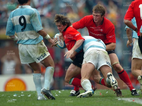 19-06-04. Argentina v Wales (Second Test Buenos Aires)  Wales' Shane Williams is caught by Lucas Ostiglia as Dafydd Jones supports.  