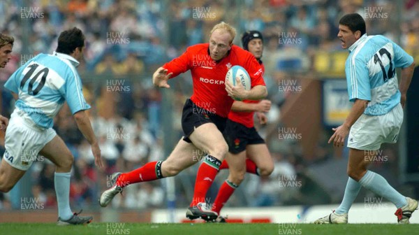 19-06-04. Argentina v Wales (Second Test Buenos Aires)  Wales' Tom Shanklin gets between Felipe Contepomi (left) and Manuel Contepomi (rt)  
