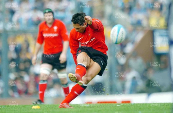 19-06-04. Argentina v Wales (Second Test Buenos Aires)  Wales' Gavin Henson converts Try.  