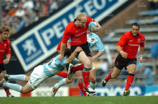 19-06-04. Argentina v Wales (Second Test Buenos Aires)  Wales' Tom Shanklin tries to get through tackle from Felipe Contepomi.  