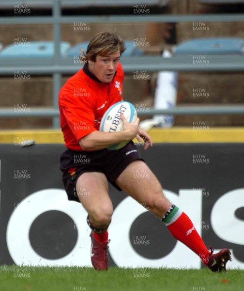 19-06-04. Argentina v Wales (Second Test Buenos Aires)  Wales' Shane Williams bags try number one.  