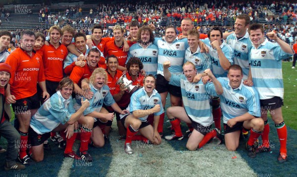 19-06-04. Argentina v Wales (Second Test Buenos Aires)  Wales celebrate with the test trophy.  