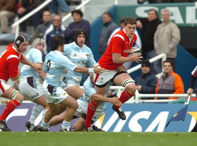 17.06.06. ARGENTINA V WALES,Velez Sarsfield, Buenos Aires  Ian Evans tries to find some space.  