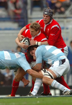 17.06.06. ARGENTINA V WALES,Velez Sarsfield, Buenos Aires  Matthew Watkins is halted in his tracks  