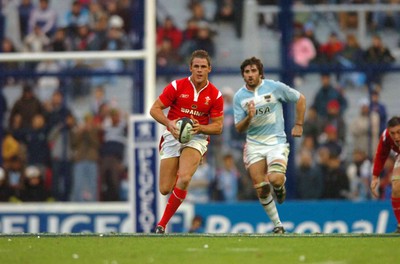 17.06.06. ARGENTINA V WALES,Velez Sarsfield, Buenos Aires  Lee Byrne runs in to score his try  