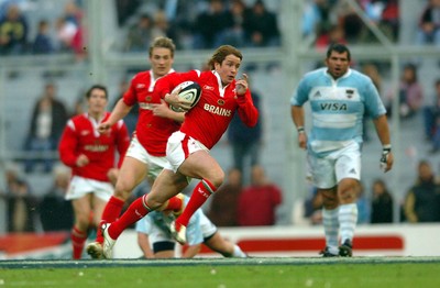 17.06.06. ARGENTINA V WALES,Velez Sarsfield, Buenos Aires  Shane Williams makes a break  