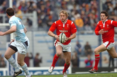 17.06.06. ARGENTINA V WALES,Velez Sarsfield, Buenos Aires  Jamie Robinson tries to find some space.  