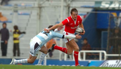 17.06.06. ARGENTINA V WALES,Velez Sarsfield, Buenos Aires  Lee Byrne is tackled by Felipe Contepomi  