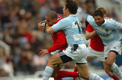 17.06.06. ARGENTINA V WALES,Velez Sarsfield, Buenos Aires  Gavin Thomas is caught by Martin Schusterman  