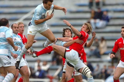 17.06.06. ARGENTINA V WALES,Velez Sarsfield, Buenos Aires  Jamie Robinson can't stop Juan Martin Hernandez jumping through  