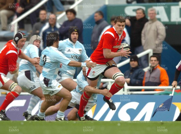 17.06.06. ARGENTINA V WALES,Velez Sarsfield, Buenos Aires  Ian Evans tries to find some space.  
