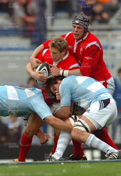 17.06.06. ARGENTINA V WALES,Velez Sarsfield, Buenos Aires  Matthew Watkins is halted in his tracks  