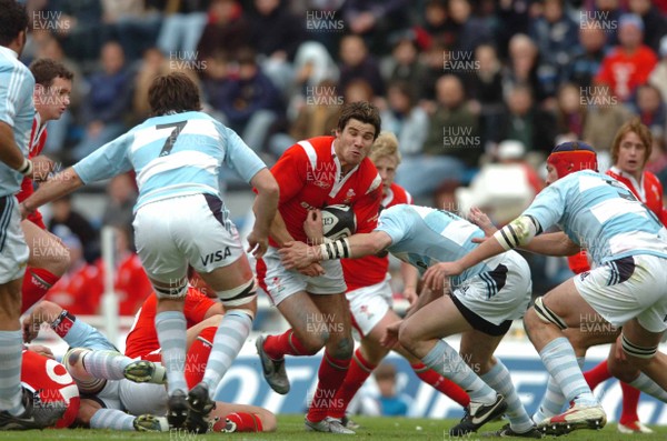 17.06.06. ARGENTINA V WALES,Velez Sarsfield, Buenos Aires  Mike Phillips runs into Rimas Alvarez Kairelis and Martin Durand  